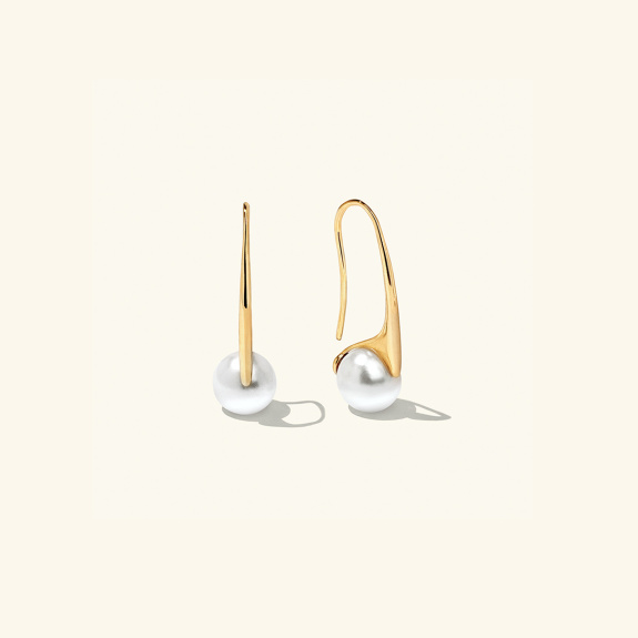 Drip Pearl Earrings Gold i gruppen Shop / Øredobber hos ANI (ANI-0523-011)