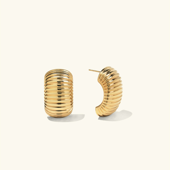 Beetle Earrings Gold i gruppen Shop / Øredobber hos ANI (ANI-0823-125)