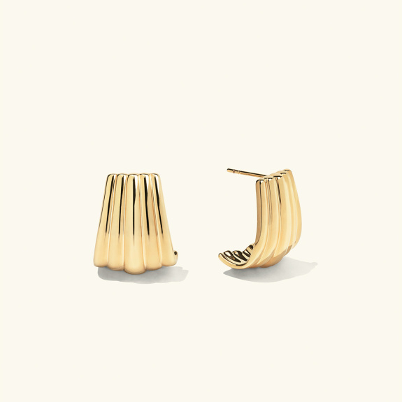Draped Earrings Gold i gruppen Shop / Øredobber hos ANI (ANI-0823-127)